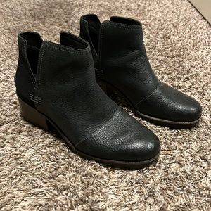 8.5 women size black bootie with side slit sorel shoes